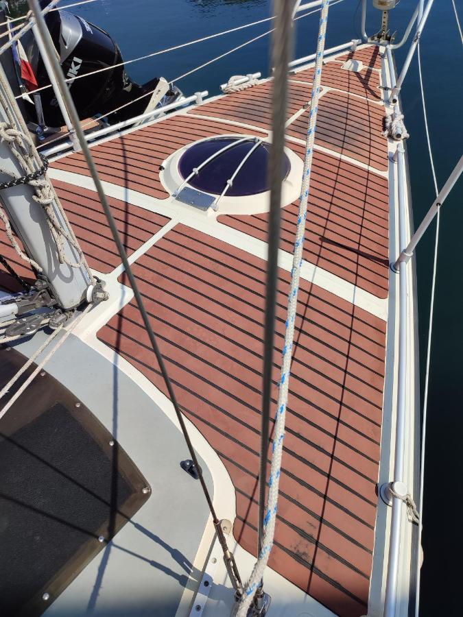 Botel Bateau A Quai St Raphael, 4 Couchages , Voilier Etap 28i